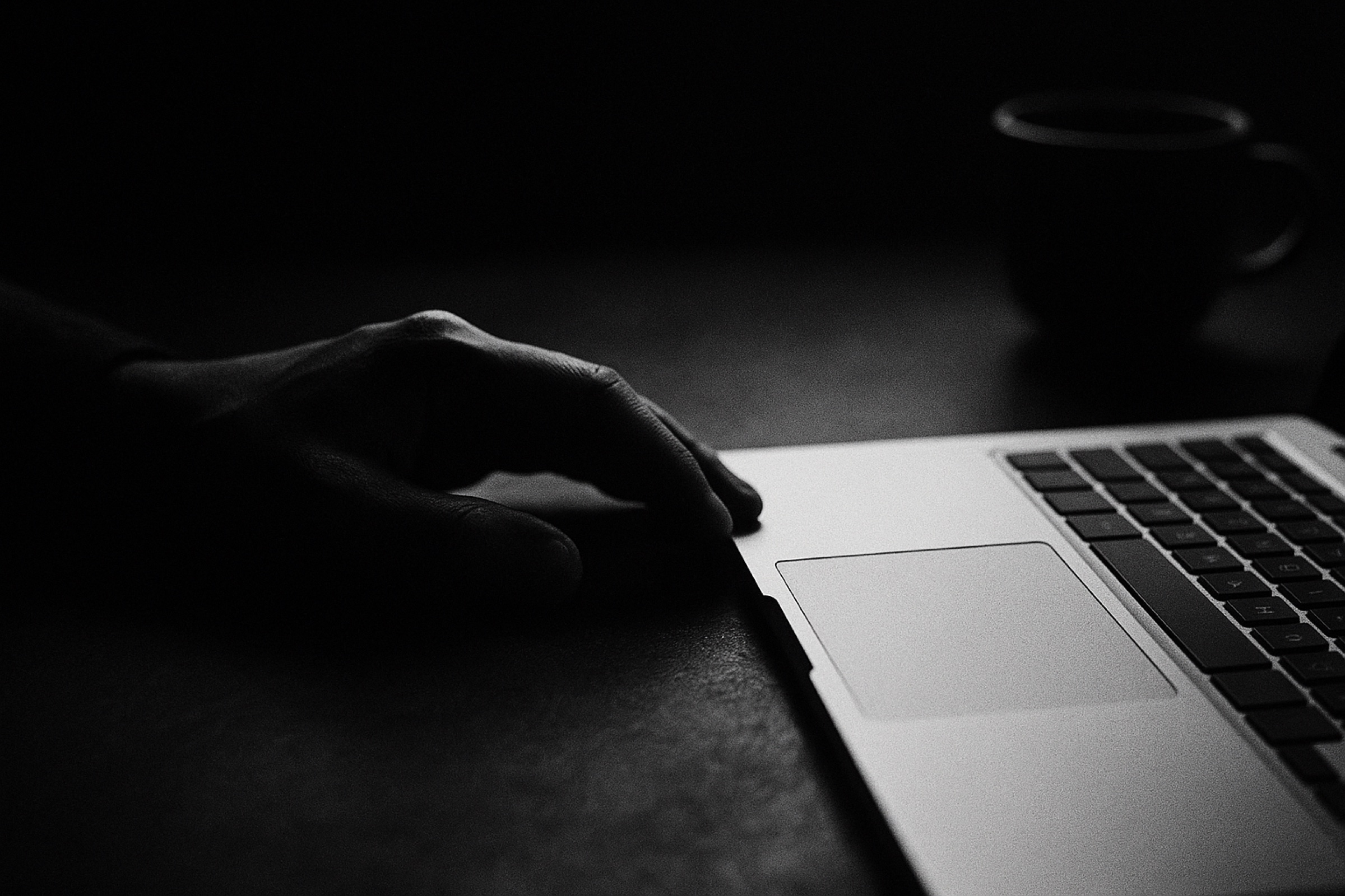 Arbeitsplatz von Niklas Bern — Laptop und Kaffeetasse