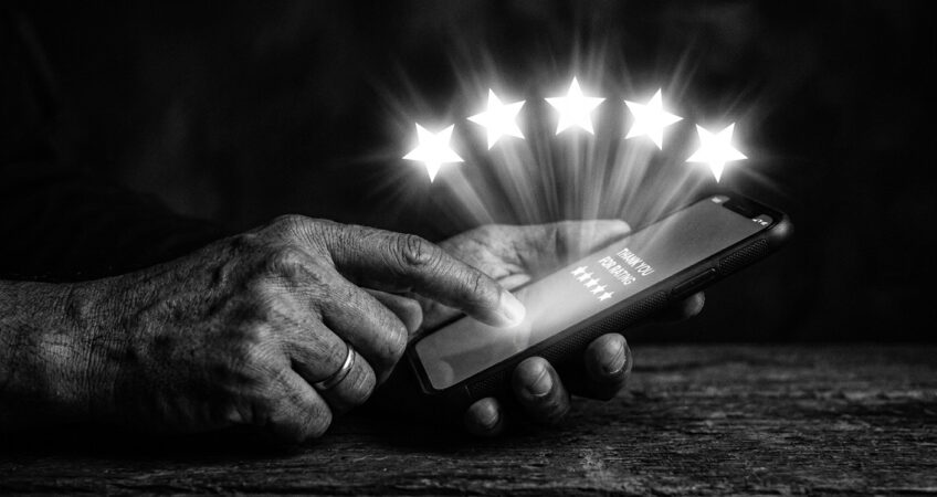 Kundenbewertungen und SEO – Fünf-Sterne-Bewertung auf Smartphone