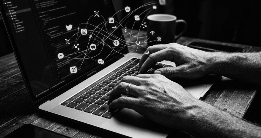 Social Media Marketing für KMU – Smartphone mit Social-Media-Apps